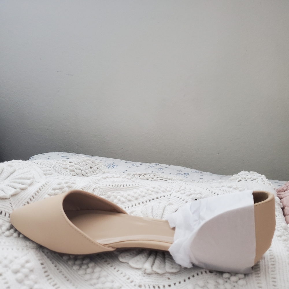 NIB Nude suede flats